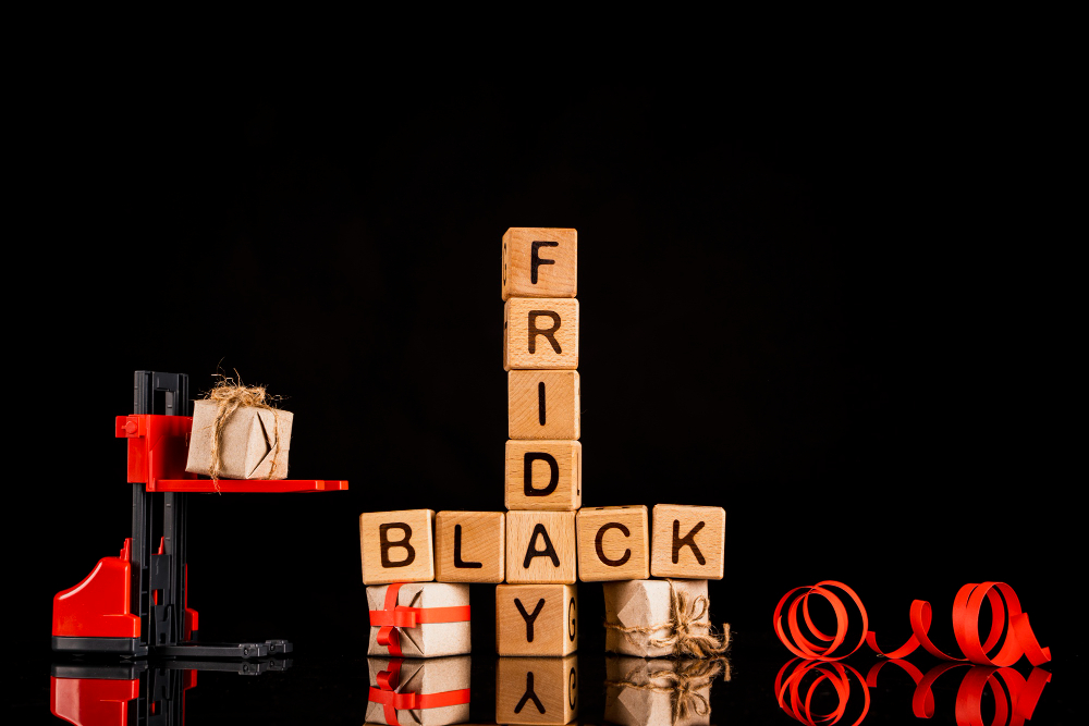 Imagem representativa com caixas e descontos black friday mostrando um planejamento logístico sazonal.